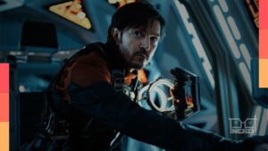 Cena da série Andor com clima sombrio e personagens em destaque