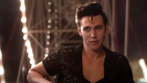 Austin Butler em cena de Elvis