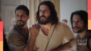 Personagem principal da série The Chosen com expressão de fé