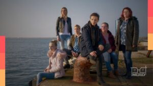 Personagem olhando para o céu em cena simbólica de Entre Dois Mundos