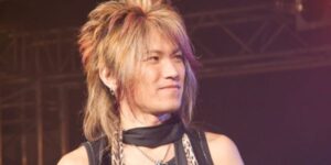 Hiroshi Kitadani se apresentando ao vivo em show para fãs de anime