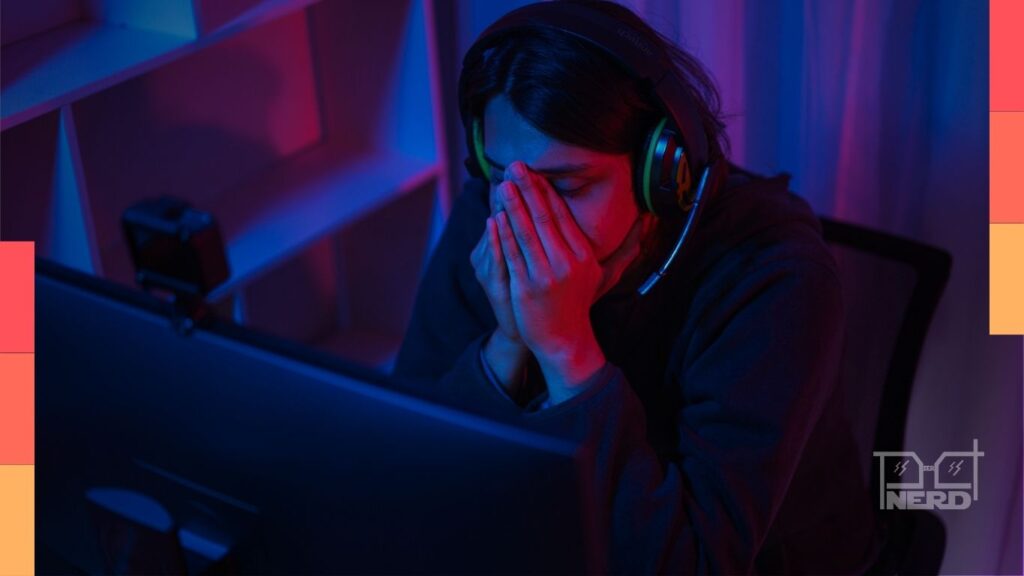Jogador largando o controle em frente à tela de um jogo online