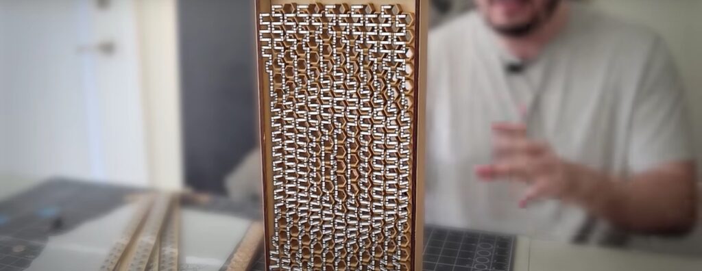 Gabinete cinético de PC com iluminação RGB e partes móveis em destaque.