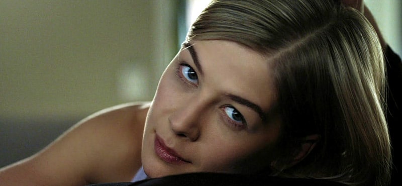 Cena do filme 'Garota Exemplar' com Rosamund Pike