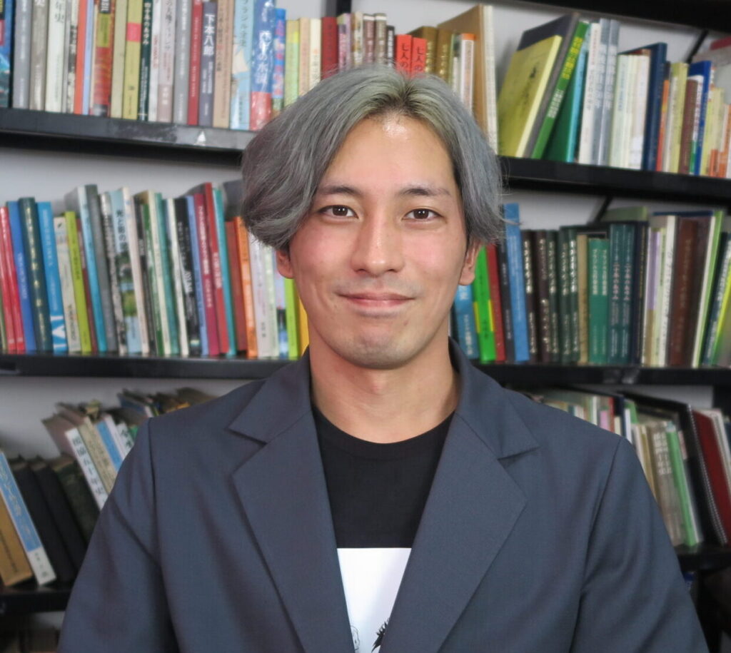 Ilustrações dos mangás de Nagabe representando seu estilo único e atmosfera sombria.