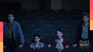 Cena sombria da série IT: Bem-vindos a Derry com balões vermelhos