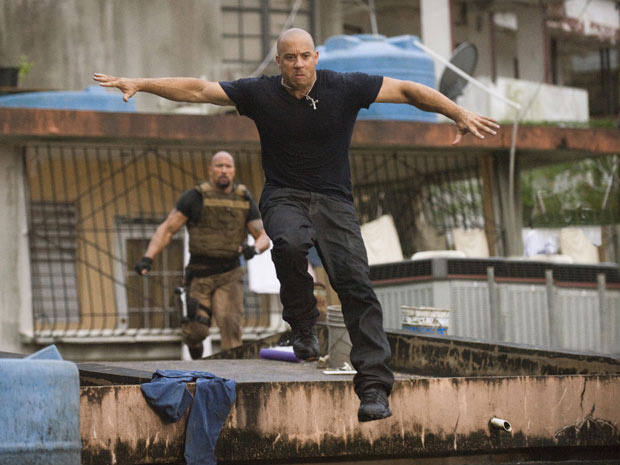 Dena do filme Velozes e furiosos no cenário de uma favela no Rio de Janeiro