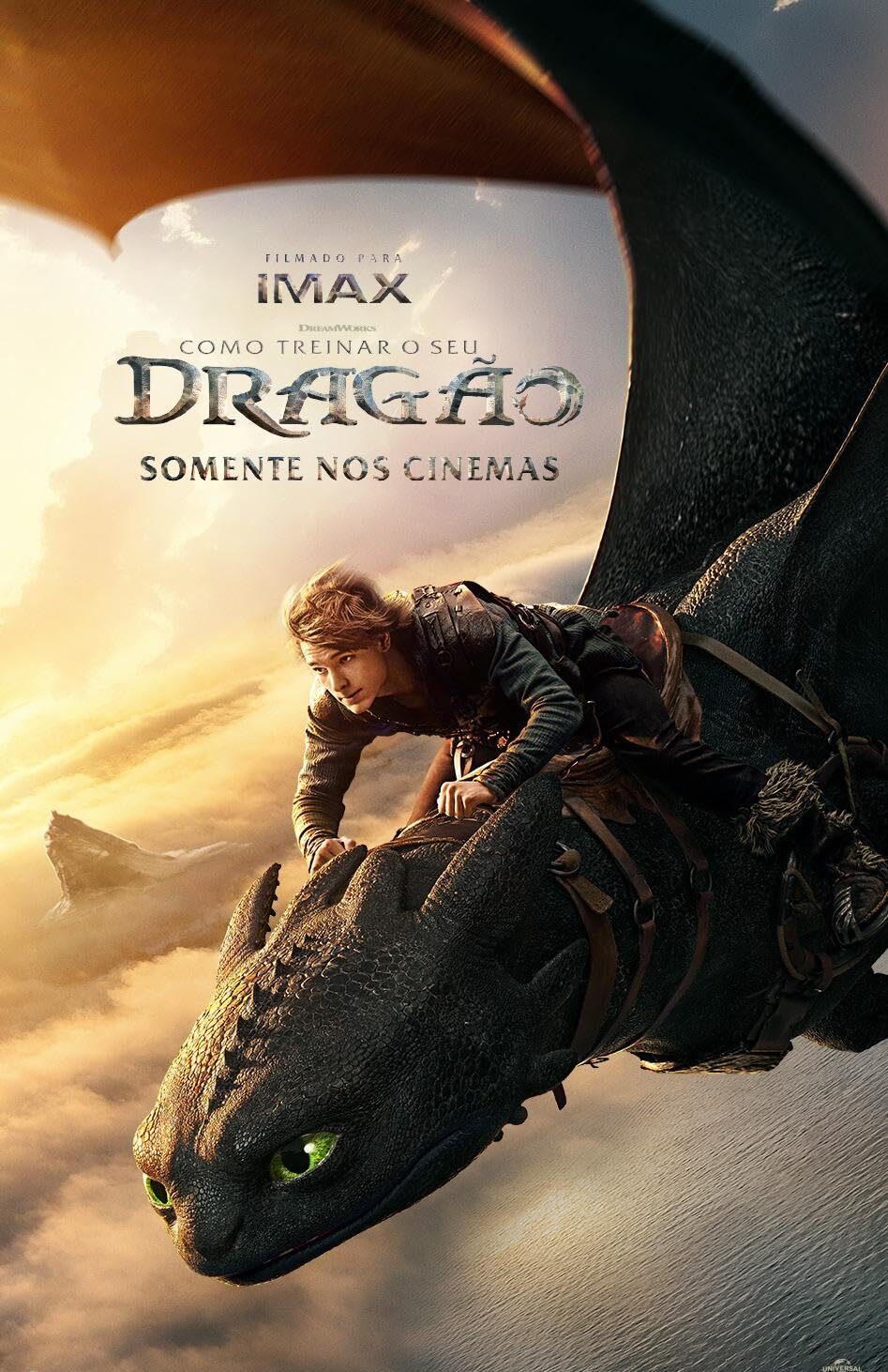 Cena realista do filme Como Treinar o Seu Dragão live-action, mostrando Soluço e Banguela em meio à paisagem viking, com efeitos visuais de alto nível que mantêm o encanto da animação original.