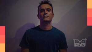 Alex Nader caracterizado como sargento na novela Dona de mim ao lado de Aline Borges