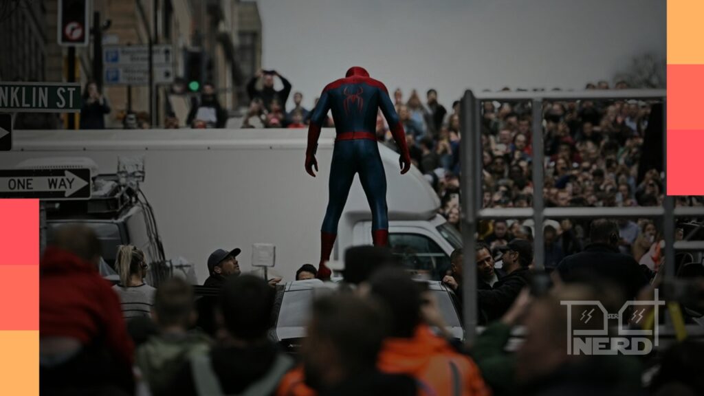 Homem-Aranha em primeiro plano com ícones de cinema, televisão e videogame representando novos lançamentos