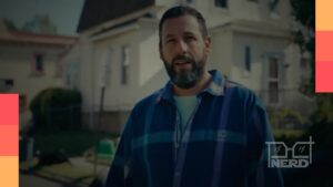 Foto de Adam Sandler sorrindo em set de filmagem