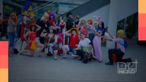 Grupo de pessoas em evento geek com cosplay