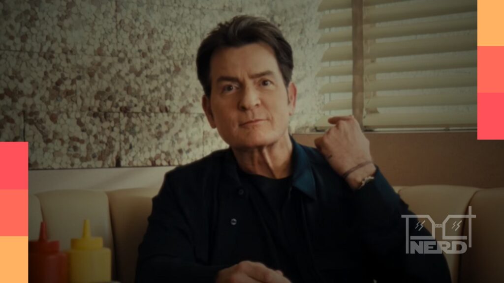 Charlie Sheen sorrindo em evento