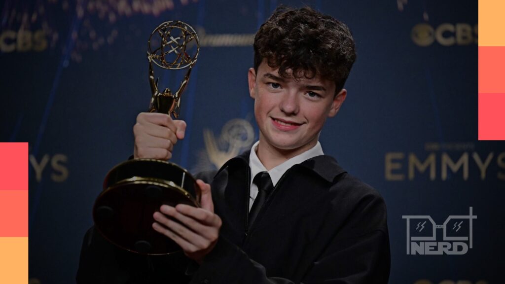 Imagem de um jovem segurando um prêmio Emmy