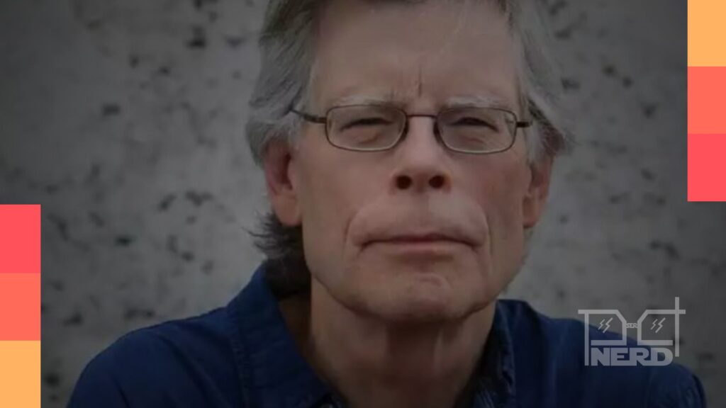 Imagem de Stephen King com pipoca em frente a telão de cinema