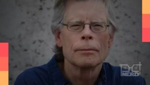 Imagem de Stephen King com pipoca em frente a telão de cinema