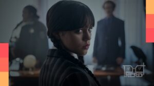 Cena promocional da Wandinha na segunda temporada com clima sombrio