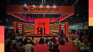Estande da Crunchyroll na CCXP25 com destaque para o Estúdio de Dublagem e artes de animes como Jujutsu Kaisen e Diários de uma Apotecária