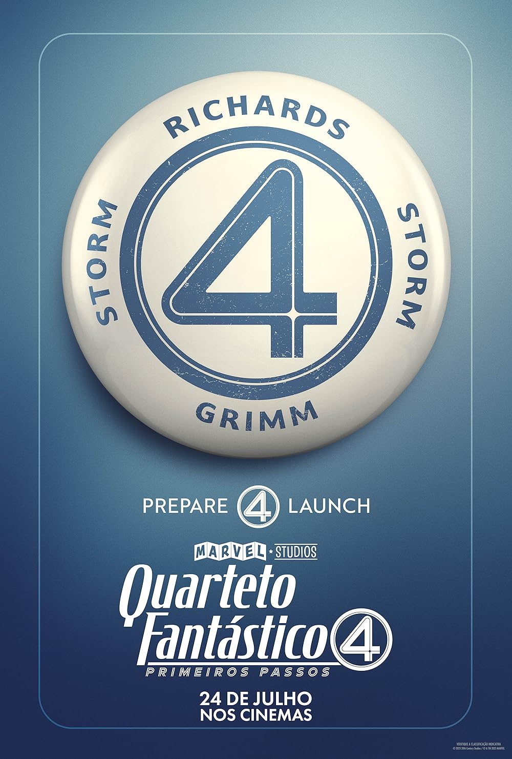 O elenco de Quarteto Fantástico: Primeiros Passos reunido com uniformes azuis e brancos em um cenário futurista.