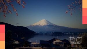 Traseira de carro esportivo com cidade japonesa e silhueta de mecha ao fundo