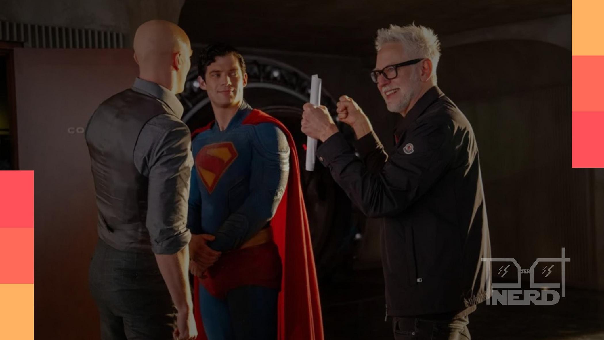 Montagem com James Gunn e logotipo da DC comemorando três anosalt