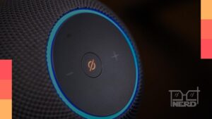 Pessoa usando Alexa para controlar reprodução de filmes e séries em uma TV durante uma maratonaalt