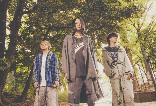 Os membros da banda japonesa MUCC, Tatsurō, Miya e YUKKE, posando com roupas escuras características do estilo visual kei.