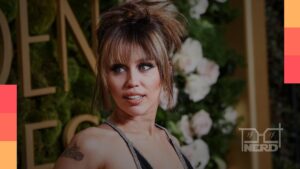 Miley Cyrus em referência a produções como Hannah Montana, A Última Música e Black Mirroralt