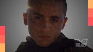 Paul Atreides em Duna 3 olhando para o deserto com expressão sombriaalt