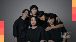 Banda Galileo Galilei se apresentando ao vivo com público e palco iluminado