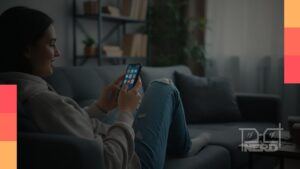 Pessoa usando um celular para assistir filmes e séries, com foco na telaalt
