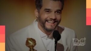 Wagner Moura segurando troféu durante premiação internacionalalt