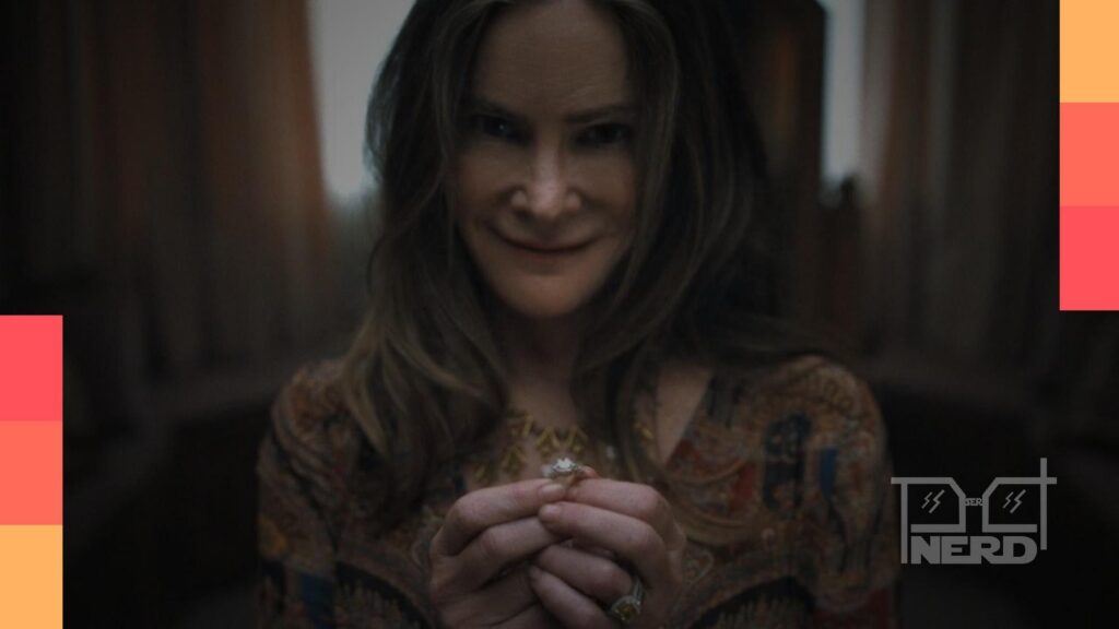 Showrunner Haley Z. Boston e personagem em clima de suspense psicológico em Algo Horrível Vai Aconteceralt