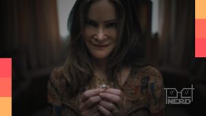 Showrunner Haley Z. Boston e personagem em clima de suspense psicológico em Algo Horrível Vai Aconteceralt