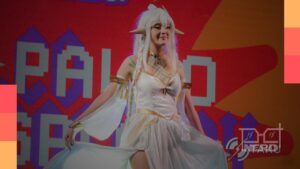Cosplayers no Palco Cosplay Zone do Anime Friends 2026, com aviso de pré-inscrições a partir de 10 de abril