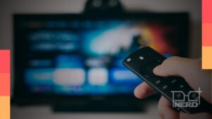 Pessoas assistindo séries e filmes no streaming com uma lista de estreias de abril