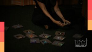 Ilustração de gerações jogando e interpretando o mundo de formas diferentes, com elementos de game design e redes sociais ao fundo