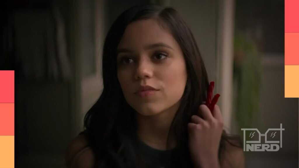 Jenna Ortega em cenas que alternam entre comédia e terror, representando maratona de séries e filmes além de Wandinha