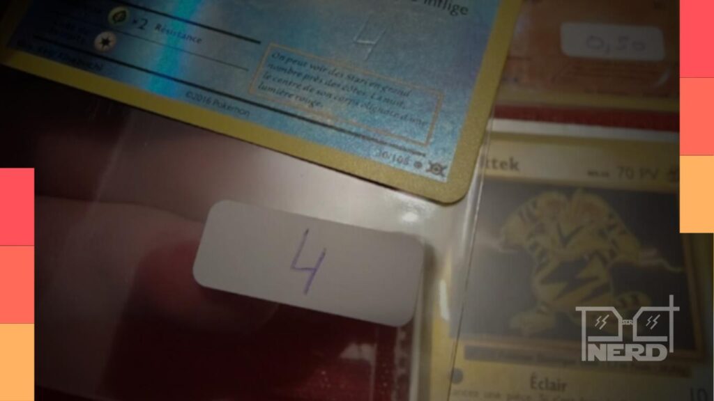 Cartas de Pokémon TCG em capas protetoras com etiqueta de preço e risco causado por escrita na sleeve