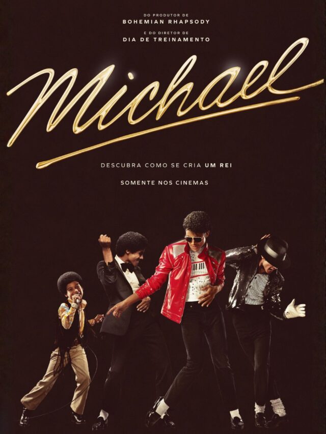 aafar Jackson caracterizado como Michael Jackson executando um passo de dança no palco sob as luzes dos holofotes no filme biográfico Michael.