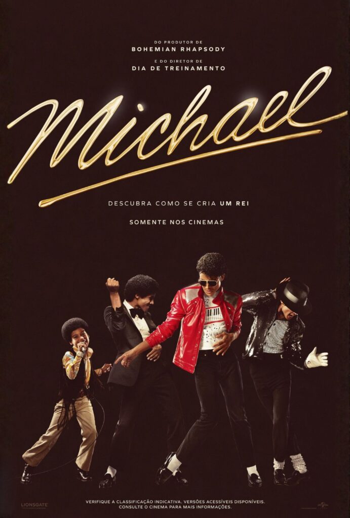 aafar Jackson caracterizado como Michael Jackson executando um passo de dança no palco sob as luzes dos holofotes no filme biográfico Michael.