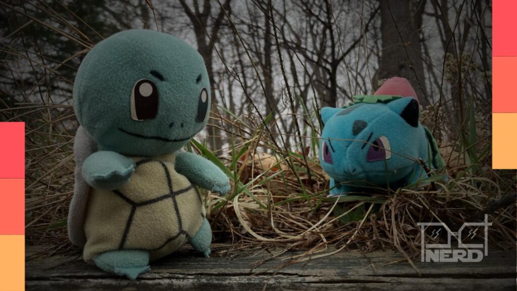 Pelúcia do Squirtle em viagem, com fotos de fãs em diferentes países
