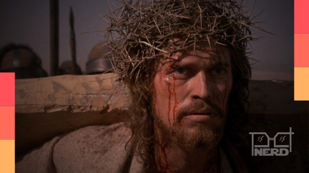 Pessoa assistindo streaming em casa na segunda-feira, com lista de filmes e séries