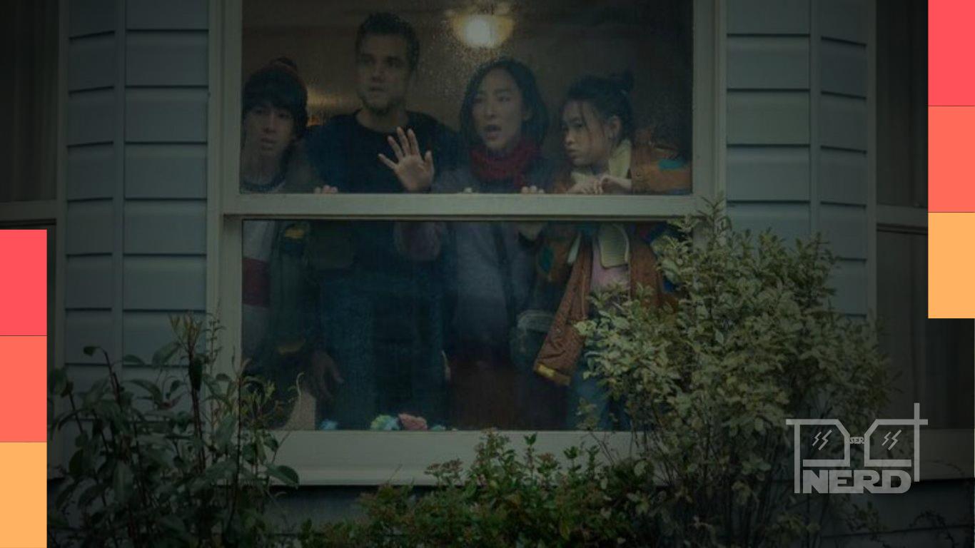 Wagner Moura e Greta Lee em cena do filme O Cerco Invisível, com a família presa em casa