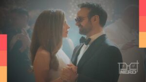 Heather Glenn (Margarita Levieva) em cena de Demolidor: Renascido, com atmosfera sombria e referência a Muse no Disney+.