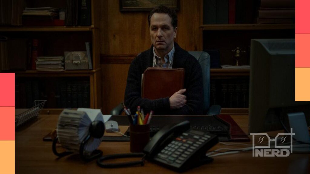 Cena de O Segredo de Widow’s Bay com névoa, cidade costeira e clima de mistério da série do Apple TV+