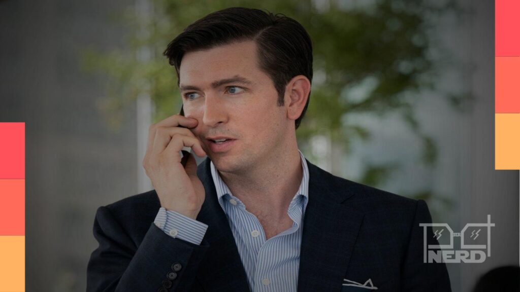 Nicholas Braun em Succession, série da HBO, representando a estratégia da HBO de séries com qualidade e impacto.