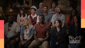 Participante de Na Mira do Júri no Retiro Corporativo diante de atores em clima de integração corporativa para documentário