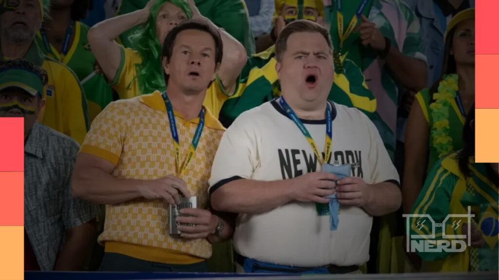 Mark Wahlberg em Bola pra Cima, com cenário da Copa do Mundo e clima de comédia de ação no Prime Video