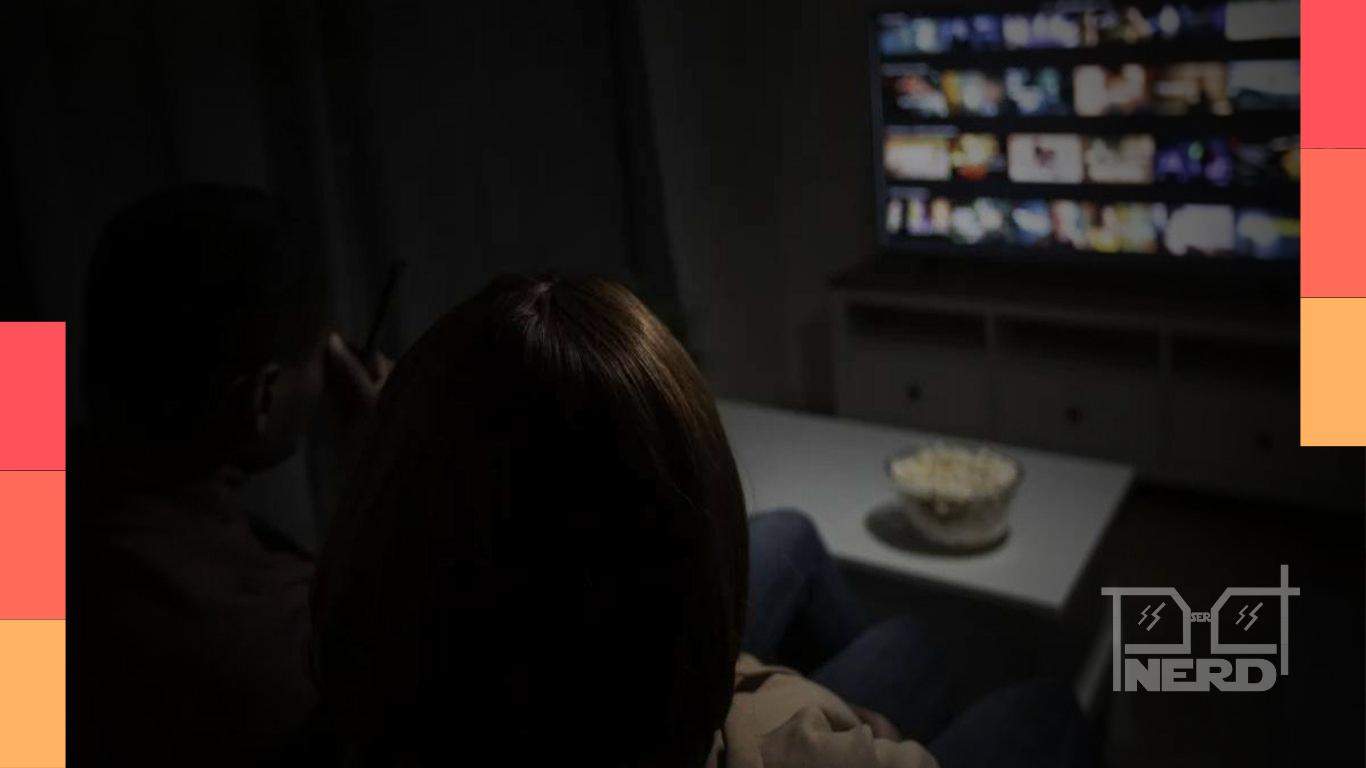 Pessoa assistindo filme em streaming com legendas em inglês no notebook e celular